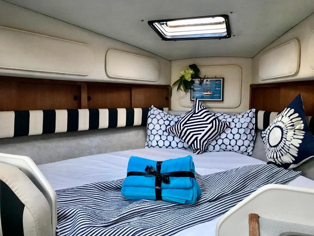 un lit à l'arrière d'un bateau à moteur dans l'établissement Yacht Experience Barcelona, à Barcelone