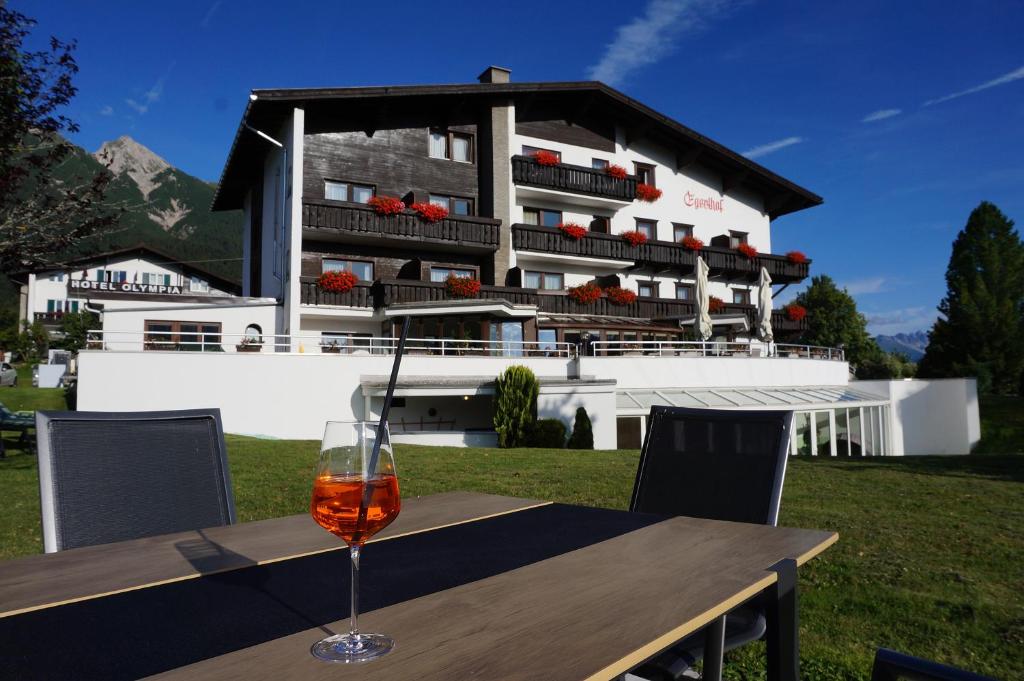 kieliszek wina siedzący na stole przed budynkiem w obiekcie Hotel Egerthof w mieście Seefeld in Tirol