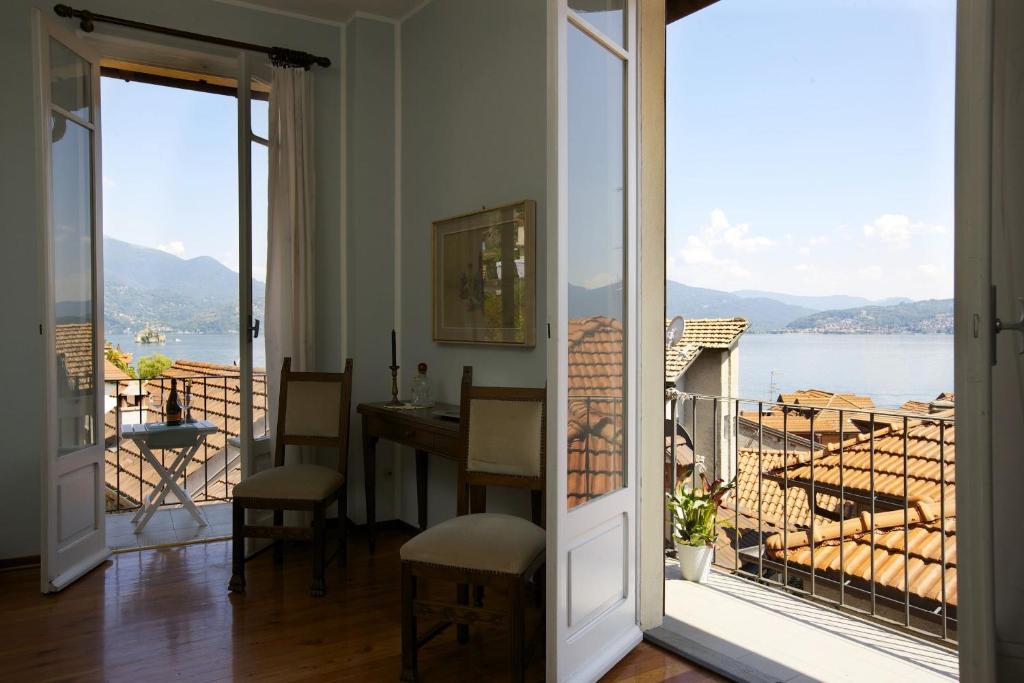 a room with a balcony with a view of the water at Casa Maria Vittoria in Cannero Riviera