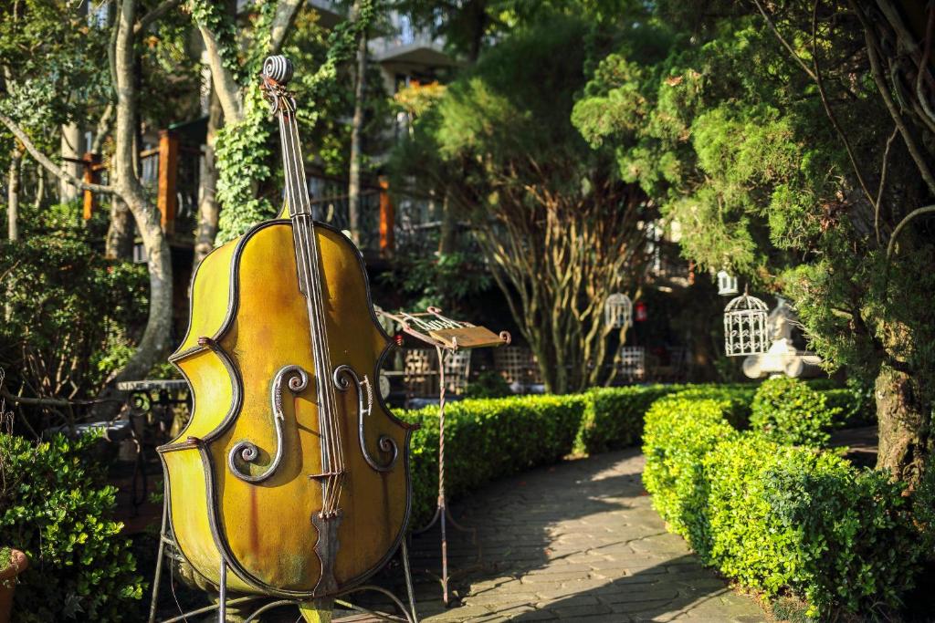 a violin is on display in a garden at Shangrila Music Villa in Ren&#39;ai