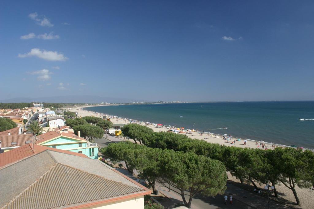 vista su una spiaggia con persone e sull'oceano di Casa vacanze sul mare da Lina a Torre Grande
