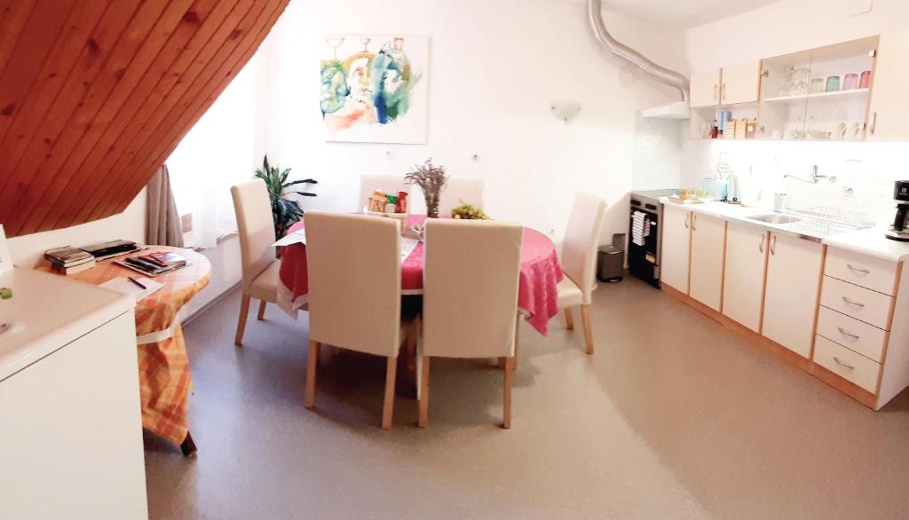 Kuchyňa alebo kuchynka v ubytovaní Atelier Tina Art Home
