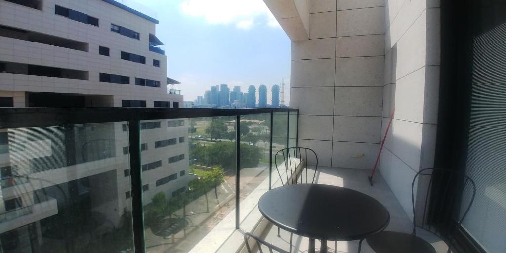 d'un balcon avec une table et une vue sur la ville. dans l'établissement Meir Yaari 20, à Tel Aviv
