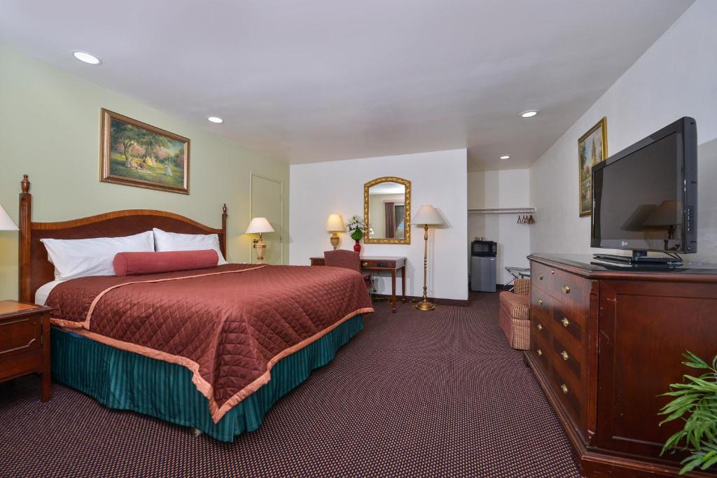 Postel nebo postele na pokoji v ubytování Americas Best Value Inn and Suites -Yucca Valley