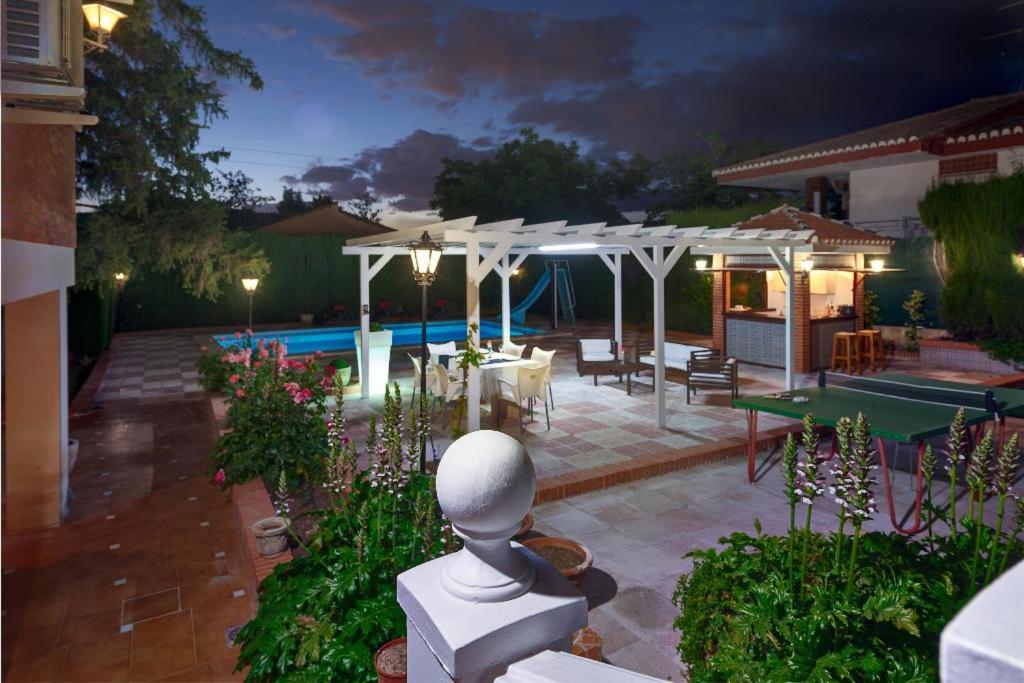 Fotografia z galérie ubytovania NEW. LUXURY VILLA C&C. JARDÍN, PISCINA Y BARBACOA v destinácii Granada