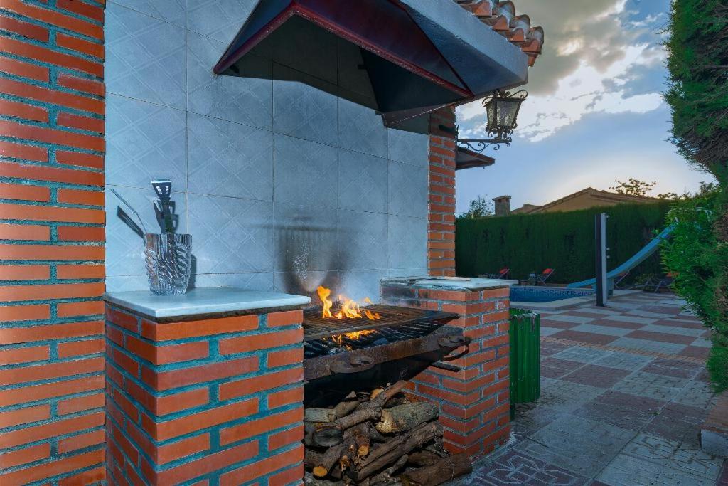Fotografia z galérie ubytovania NEW. LUXURY VILLA C&C. JARDÍN, PISCINA Y BARBACOA v destinácii Granada