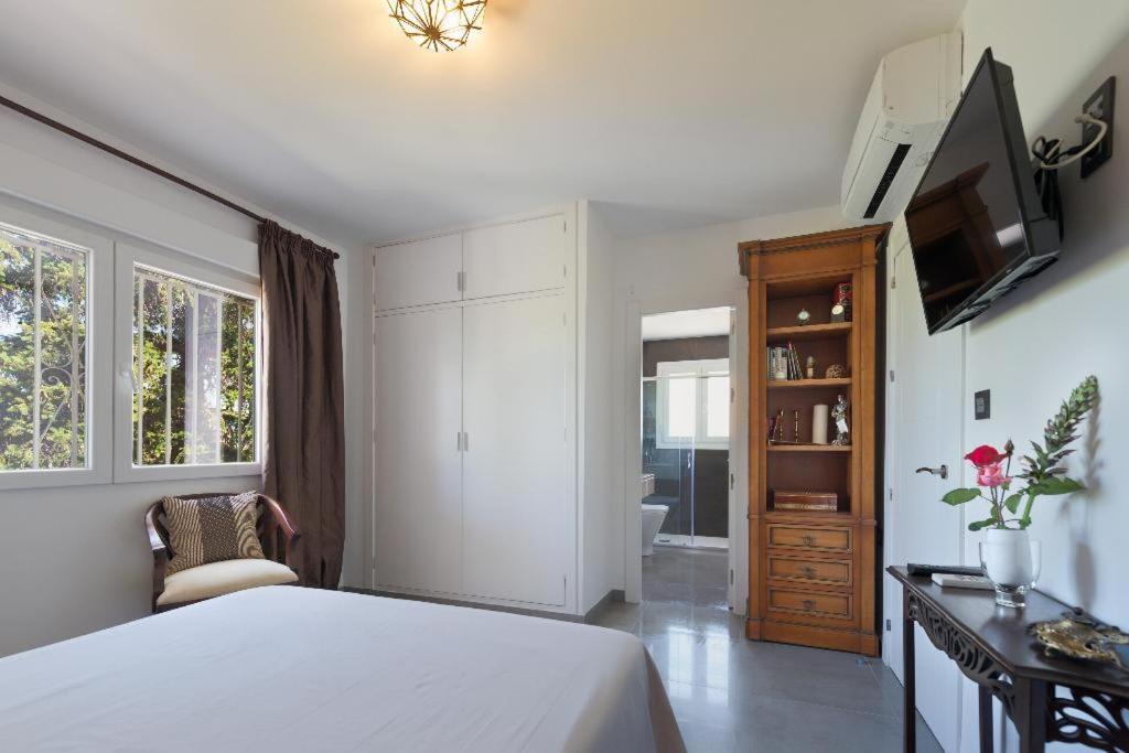 Fotografia z galérie ubytovania NEW. LUXURY VILLA C&C. JARDÍN, PISCINA Y BARBACOA v destinácii Granada