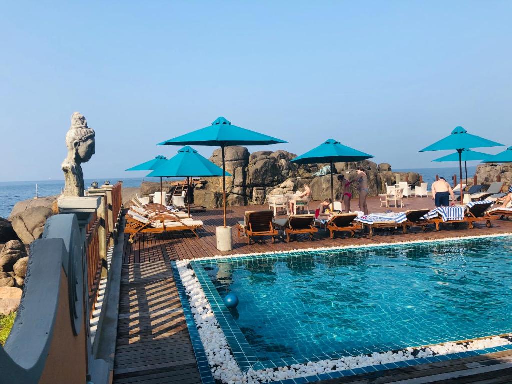 Bazén v ubytování Thaproban Pavilion Resort and Spa nebo v jeho okolí