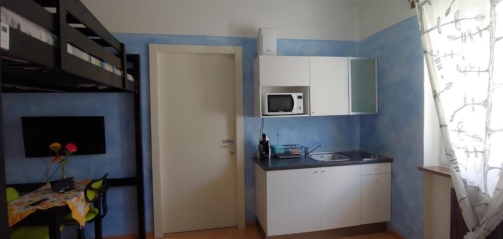 Kuchnia lub aneks kuchenny w obiekcie AFFITTACAMERE VALCHIAVENNA - Foresteria Lombarda con PARCHEGGIO PRIVATO SUL POSTO! Apprezzata Gestione Familiare dal 2012, Qualità-Prezzo TOP! "Guest-House with PRIVATE PARKING ON SITE! Appreciated Family Management since 2012, Quality-Price TOP!"