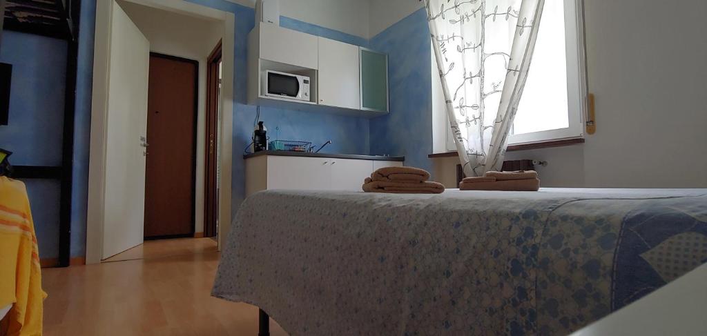 Łóżko lub łóżka w pokoju w obiekcie AFFITTACAMERE VALCHIAVENNA - Foresteria Lombarda con PARCHEGGIO PRIVATO SUL POSTO! Apprezzata Gestione Familiare dal 2012, Qualità-Prezzo TOP! "Guest-House with PRIVATE PARKING ON SITE! Appreciated Family Management since 2012, Quality-Price TOP!"