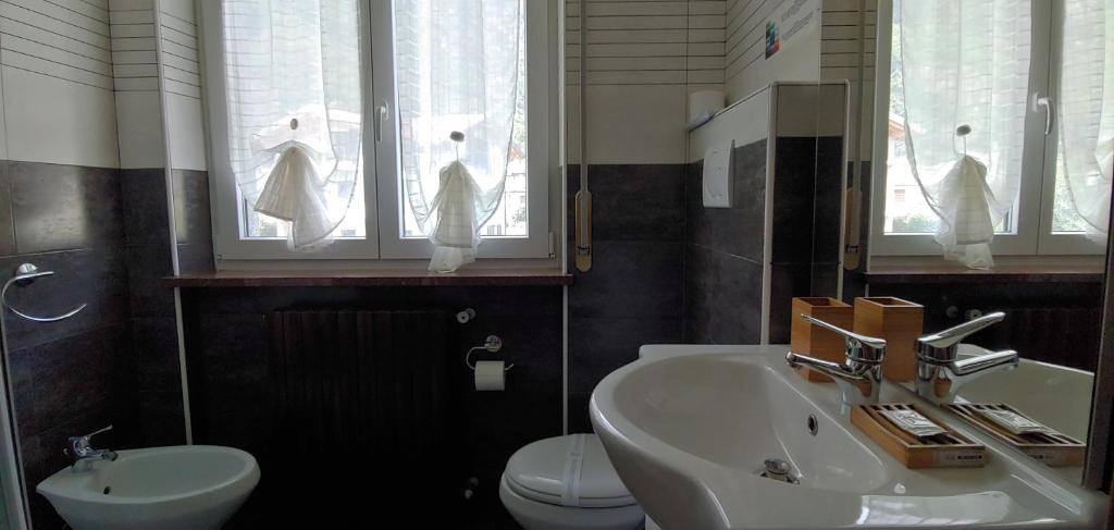 Łazienka w obiekcie AFFITTACAMERE VALCHIAVENNA - Foresteria Lombarda con PARCHEGGIO PRIVATO SUL POSTO! Apprezzata Gestione Familiare dal 2012, Qualità-Prezzo TOP! "Guest-House with PRIVATE PARKING ON SITE! Appreciated Family Management since 2012, Quality-Price TOP!"
