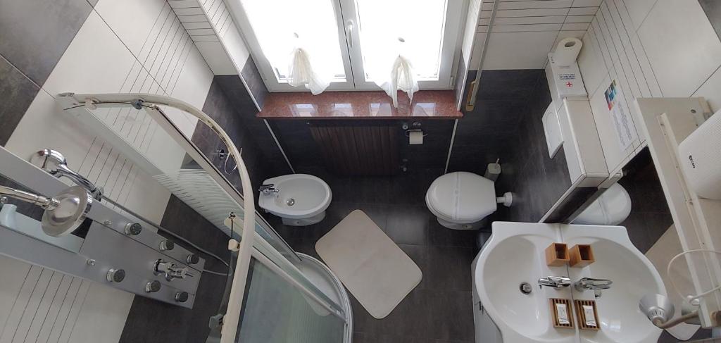 Łazienka w obiekcie AFFITTACAMERE VALCHIAVENNA - Foresteria Lombarda con PARCHEGGIO PRIVATO SUL POSTO! Apprezzata Gestione Familiare dal 2012, Qualità-Prezzo TOP! "Guest-House with PRIVATE PARKING ON SITE! Appreciated Family Management since 2012, Quality-Price TOP!"