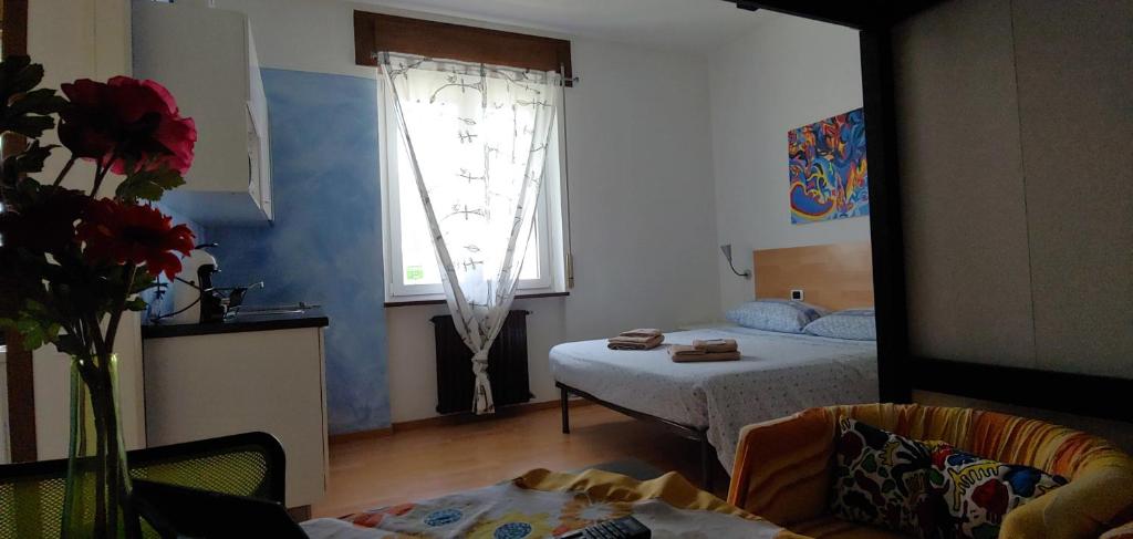 Łóżko lub łóżka w pokoju w obiekcie AFFITTACAMERE VALCHIAVENNA - Foresteria Lombarda con PARCHEGGIO PRIVATO SUL POSTO! Apprezzata Gestione Familiare dal 2012, Qualità-Prezzo TOP! "Guest-House with PRIVATE PARKING ON SITE! Appreciated Family Management since 2012, Quality-Price TOP!"