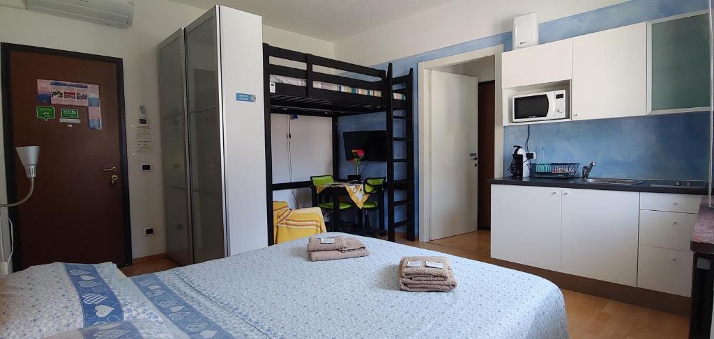 sypialnia z łóżkiem i dwoma ręcznikami na nim w obiekcie AFFITTACAMERE VALCHIAVENNA - Foresteria Lombarda con PARCHEGGIO PRIVATO SUL POSTO! Apprezzata Gestione Familiare dal 2012, Qualità-Prezzo TOP! "Guest-House with PRIVATE PARKING ON SITE! Appreciated Family Management since 2012, Quality-Price TOP!" w mieście Chiavenna