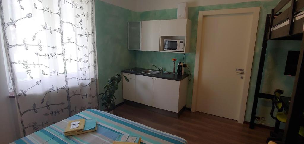 Kuchnia lub aneks kuchenny w obiekcie AFFITTACAMERE VALCHIAVENNA - Foresteria Lombarda con PARCHEGGIO PRIVATO SUL POSTO! Apprezzata Gestione Familiare dal 2012, Qualità-Prezzo TOP! "Guest-House with PRIVATE PARKING ON SITE! Appreciated Family Management since 2012, Quality-Price TOP!"