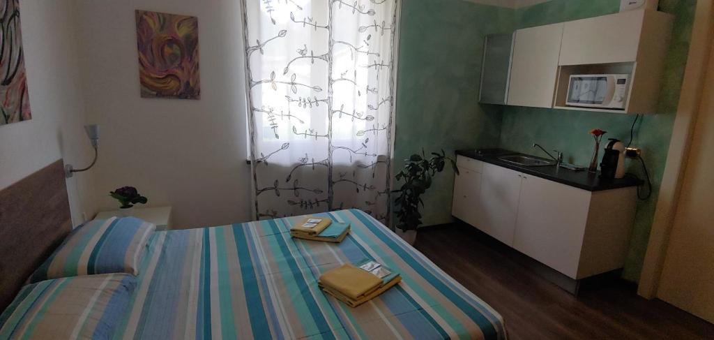 Łóżko lub łóżka w pokoju w obiekcie AFFITTACAMERE VALCHIAVENNA - Foresteria Lombarda con PARCHEGGIO PRIVATO SUL POSTO! Apprezzata Gestione Familiare dal 2012, Qualità-Prezzo TOP! "Guest-House with PRIVATE PARKING ON SITE! Appreciated Family Management since 2012, Quality-Price TOP!"