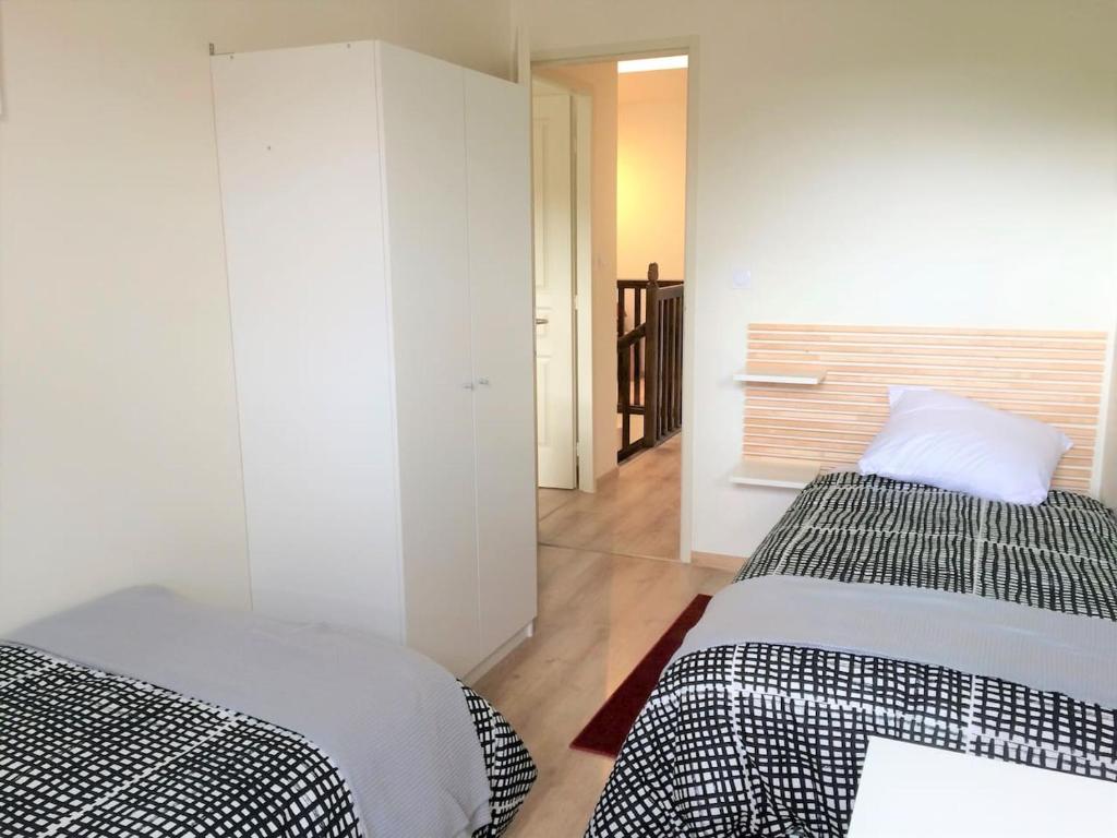 Postel nebo postele na pokoji v ubytování Modern Boulangerie, large 6 bedroom village house
