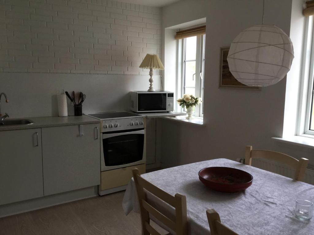 Kuchyň nebo kuchyňský kout v ubytování Hotel Vestkysten