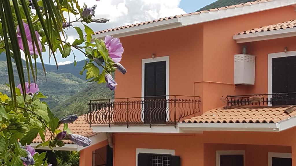 Casa con balcón y flores en La Casa Del Mosileo, en Vietri di Potenza