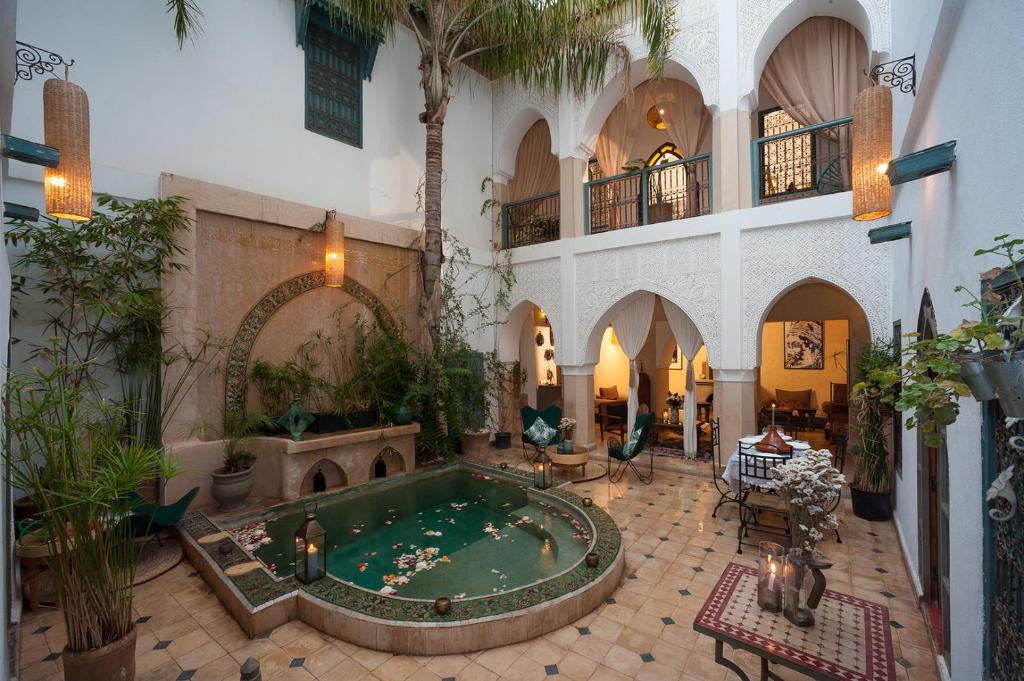 ein großes Gebäude mit einem Pool in der Mitte in der Unterkunft Riad la Cle de la Medina, location en exclusivite in Marrakesch
