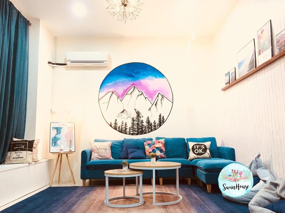 sala de estar con sofá azul y mesa en Sibu Swanhouse NO.IV (Full House), en Sibu