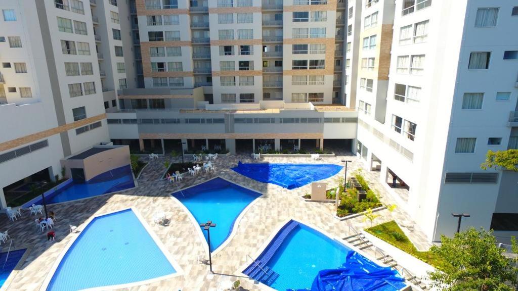 uma vista panorâmica de duas piscinas num edifício em Park Veredas em Rio Quente