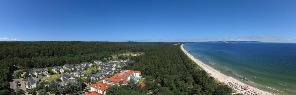 ビンツにあるDünenpark Binz - Düne 11 Apartment 89の海岸と海の空中を望む