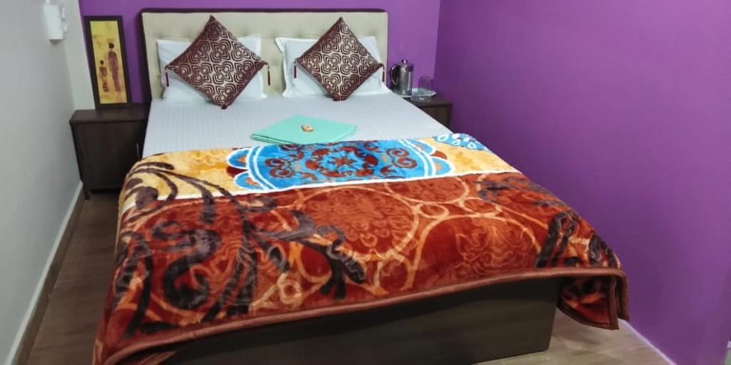 - une chambre avec un lit et une couverture en girafe dans l'établissement Honix Residency, à Shillong