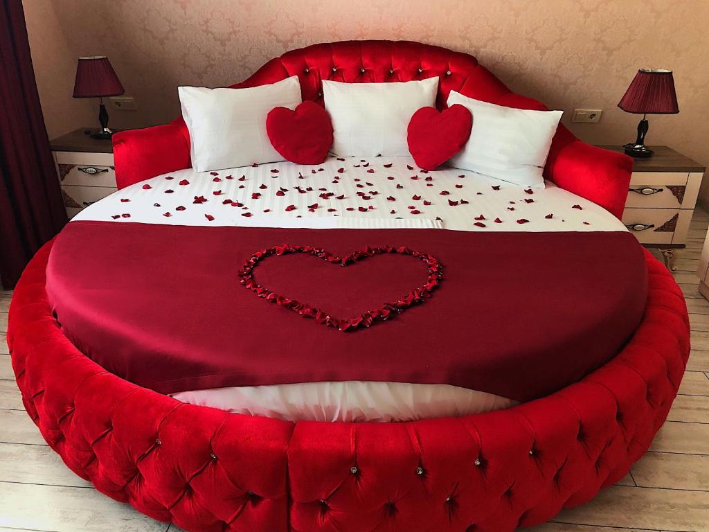 Postel nebo postele na pokoji v ubytování English Home Hotel Tbilisi