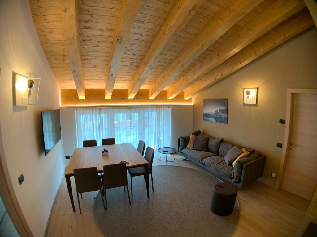 sala de estar con mesa y sofá en Appartamenti Passuello Padola - Marrone, en Padola