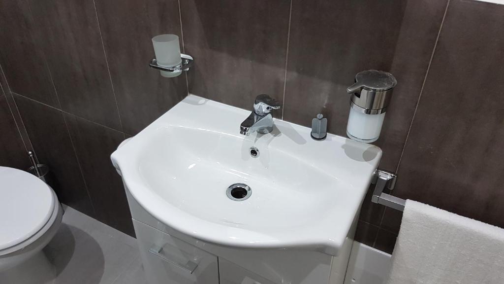 A bathroom at B&B Oplonti Resort