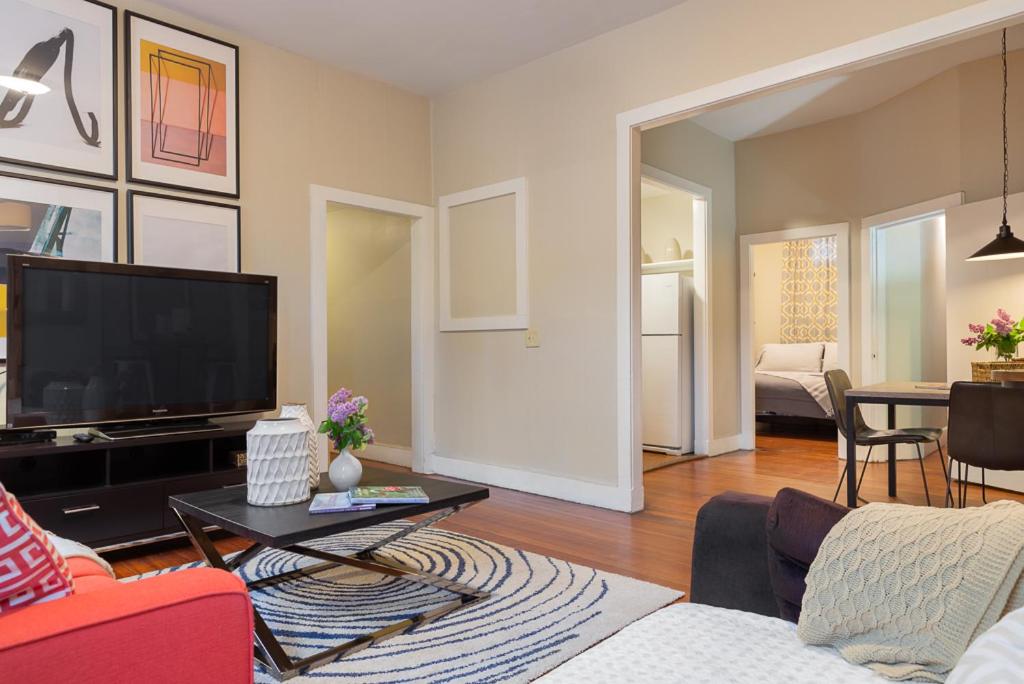 
A television and/or entertainment center at Boston Little Italy Two Bedrooms (H2D)
