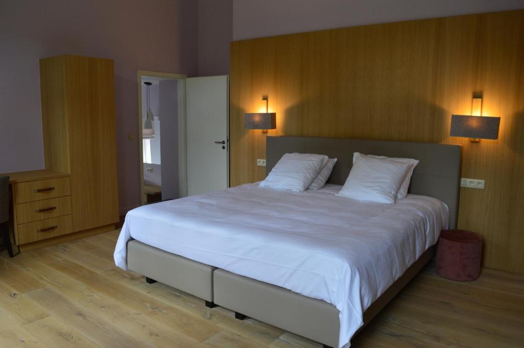 Postel nebo postele na pokoji v ubytování Hotel La Heid des Pairs
