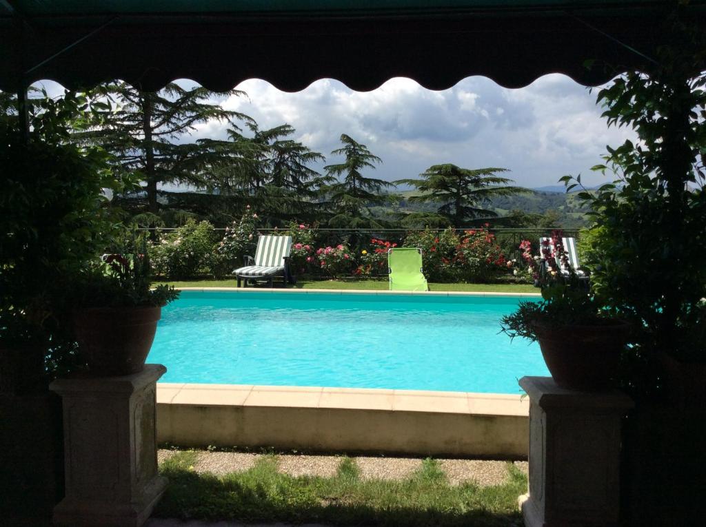 una piscina con 2 sillas de jardín junto a ella en Villa Covaccioli Schimperna, en Formello