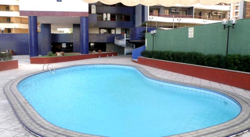 una gran piscina frente a un edificio en Porto de Iracema, en Fortaleza