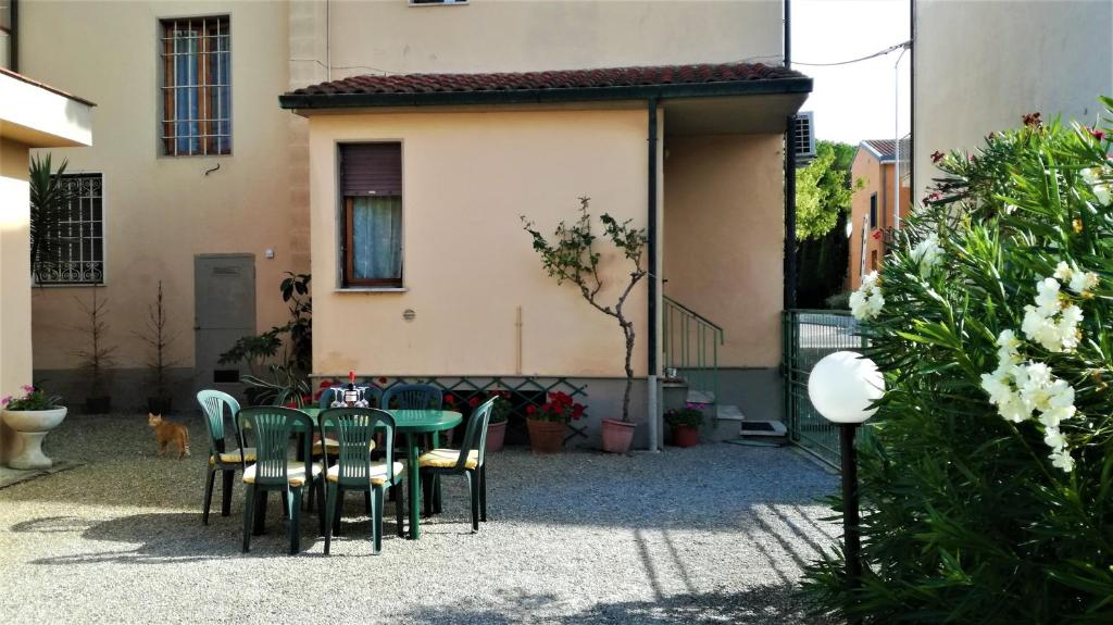 un tavolo e sedie di fronte a una casa di Appartamento Tuscany a Cenaia