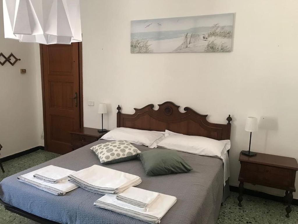 a bed with some towels on top of it at LA TERRAZZA DI MONTEROSSO in Monterosso al Mare