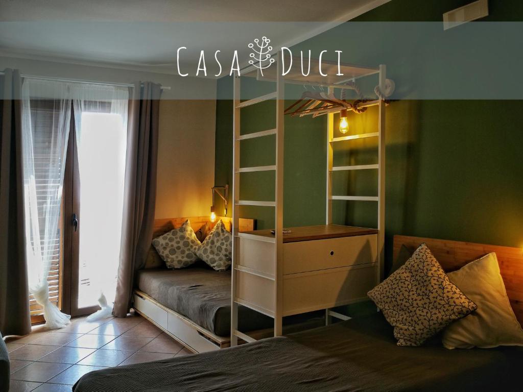 アグリジェントにあるCasa Duciのベッドルーム(ベッド1台、本棚付)