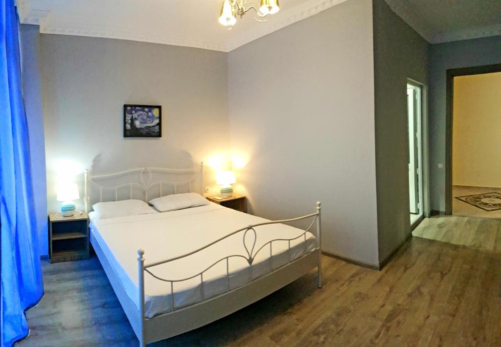 Postel nebo postele na pokoji v ubytování Calypso Kvariati Inn