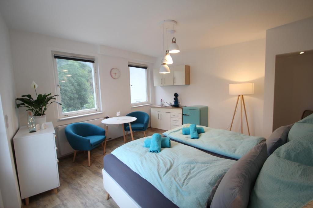 sypialnia z łóżkiem i stołem oraz kuchnia w obiekcie Moderne, helle 1 Zimmer-Wohnung in Citylage w mieście Bad Urach