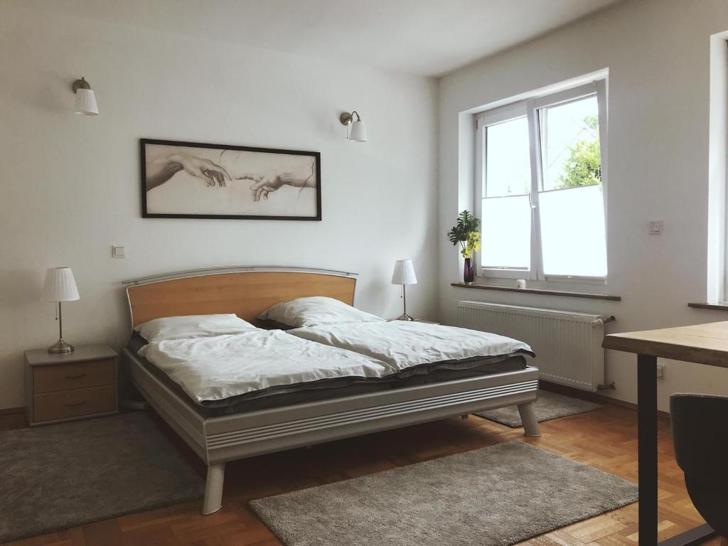 1 dormitorio con cama y ventana en Robert Koch, en Arnsberg