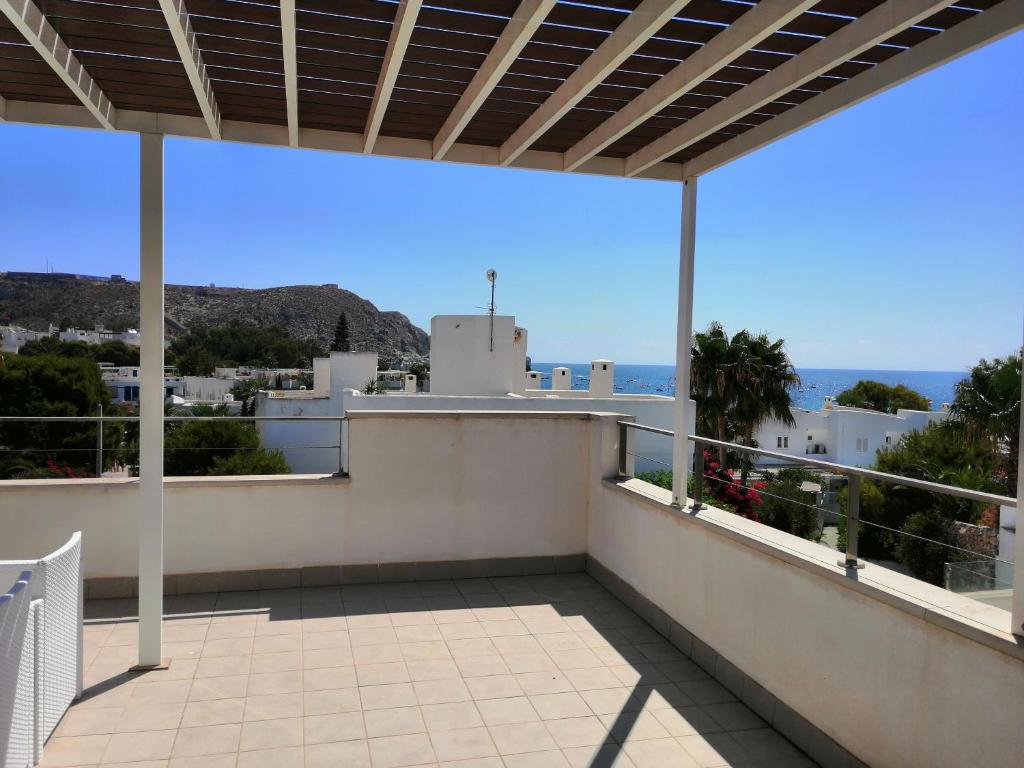balkon z widokiem na ocean w obiekcie CASA LA ROCA w mieście Agua Amarga