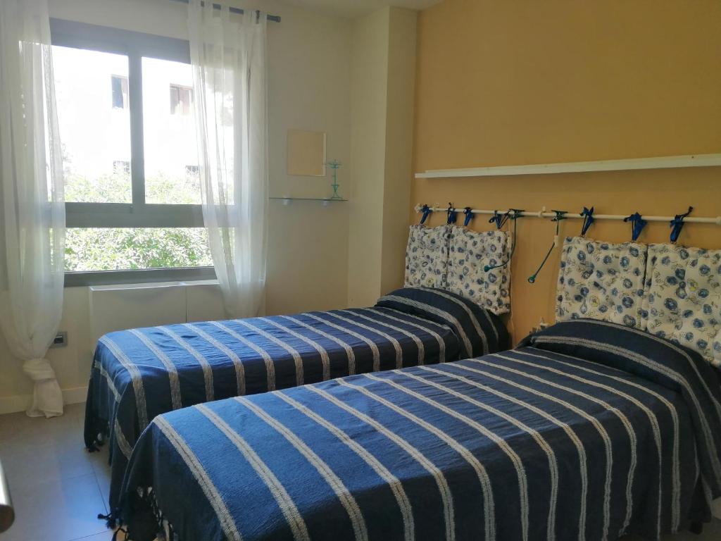 Łóżko lub łóżka w pokoju w obiekcie CASA LA ROCA