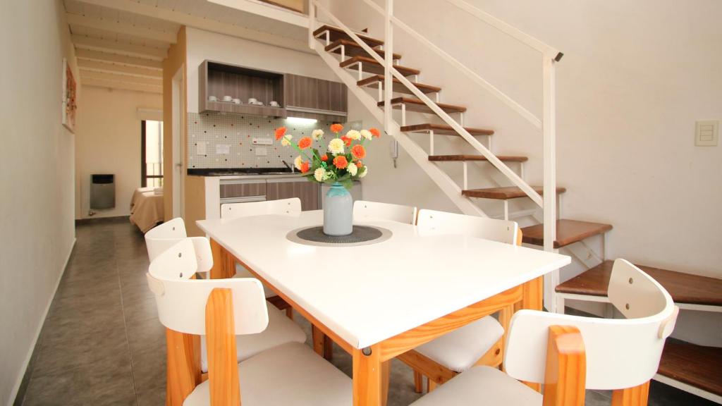 une salle à manger avec une table blanche et des chaises blanches dans l'établissement Puerto Tigre, à Tigre