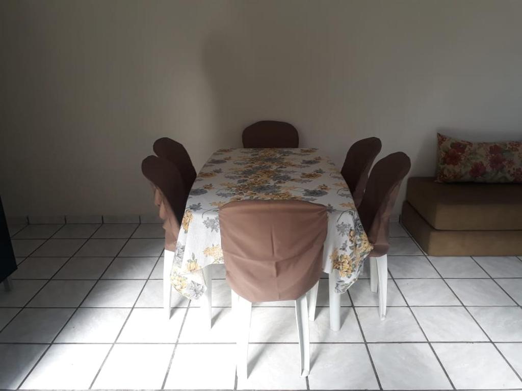  ACESSO A PÉ A PRAIA DA MARANDUBA! Casa com 2 dormitórios em Condomínio e 3 vagas de garagem