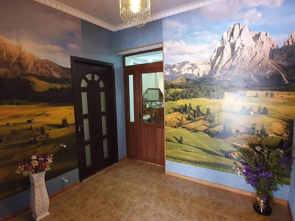 Nespecifikovaný výhled na hory nebo výhled na hory při pohledu z penzionu