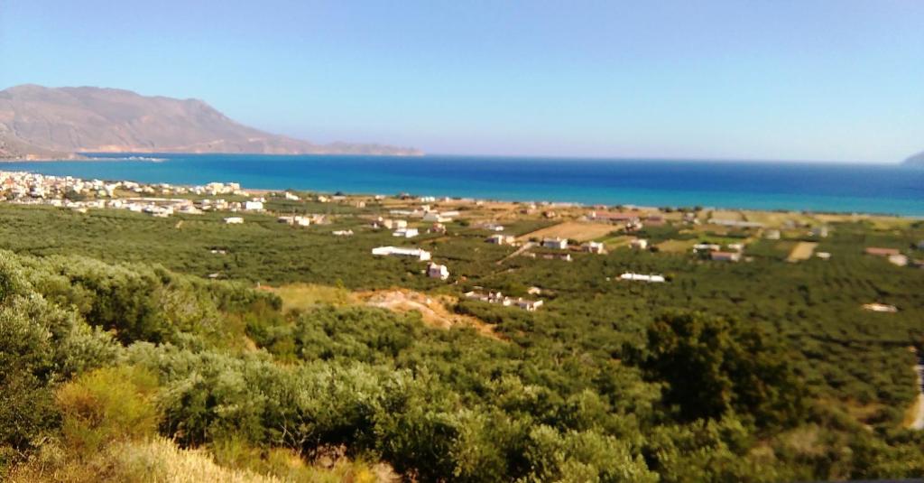 una vista aérea de un pueblo y del océano en OLIVE BREEZE, en Kissamos