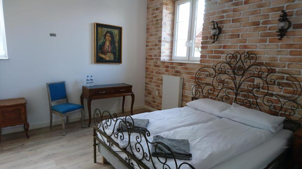 Ένα ή περισσότερα κρεβάτια σε δωμάτιο στο Gościnna Prowansja