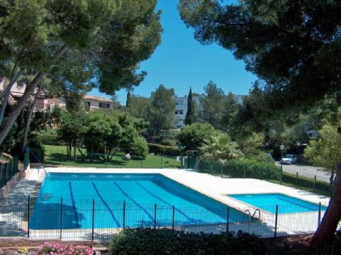 uma grande piscina num quintal com árvores em LE HAMEAU DES PINS em Saint-Raphaël