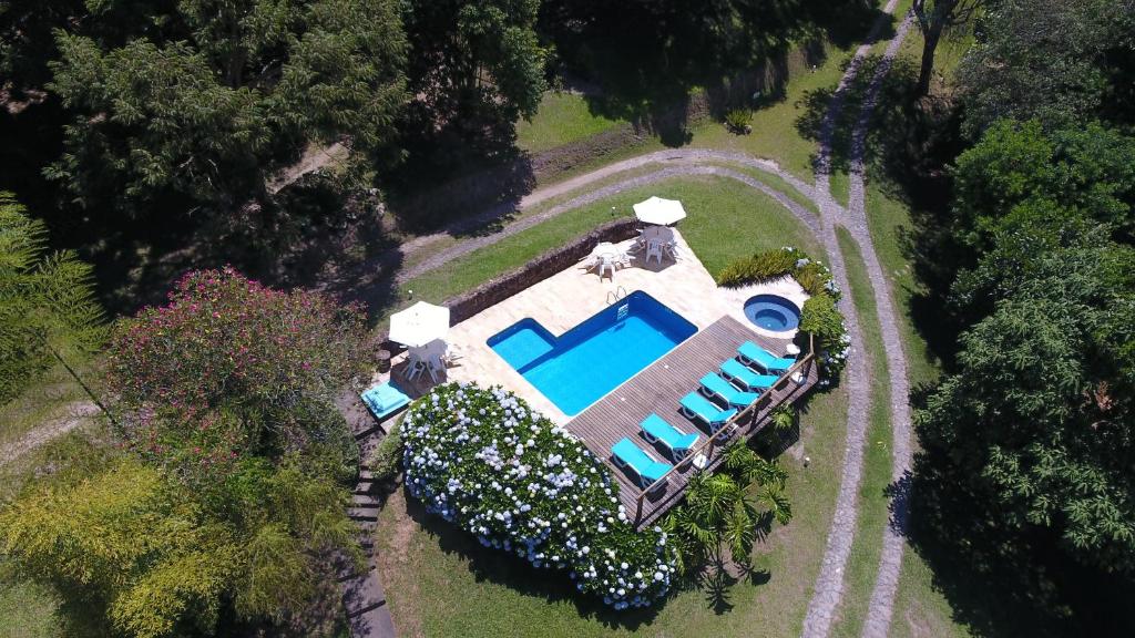 an overhead view of a house with a swimming pool at Pousada da Mata in Cunha